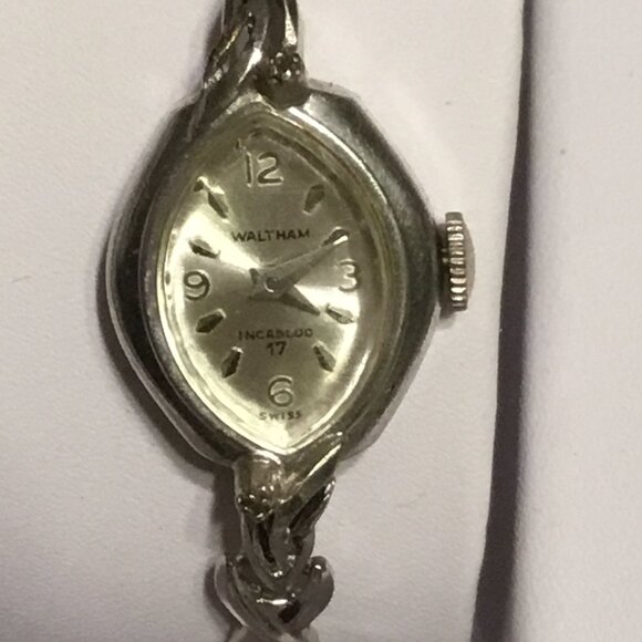 Vintage ladies Waltham watch w/ 2 tiny diamonds & 10K rolled gold Speidel band - Picture 2 of 15